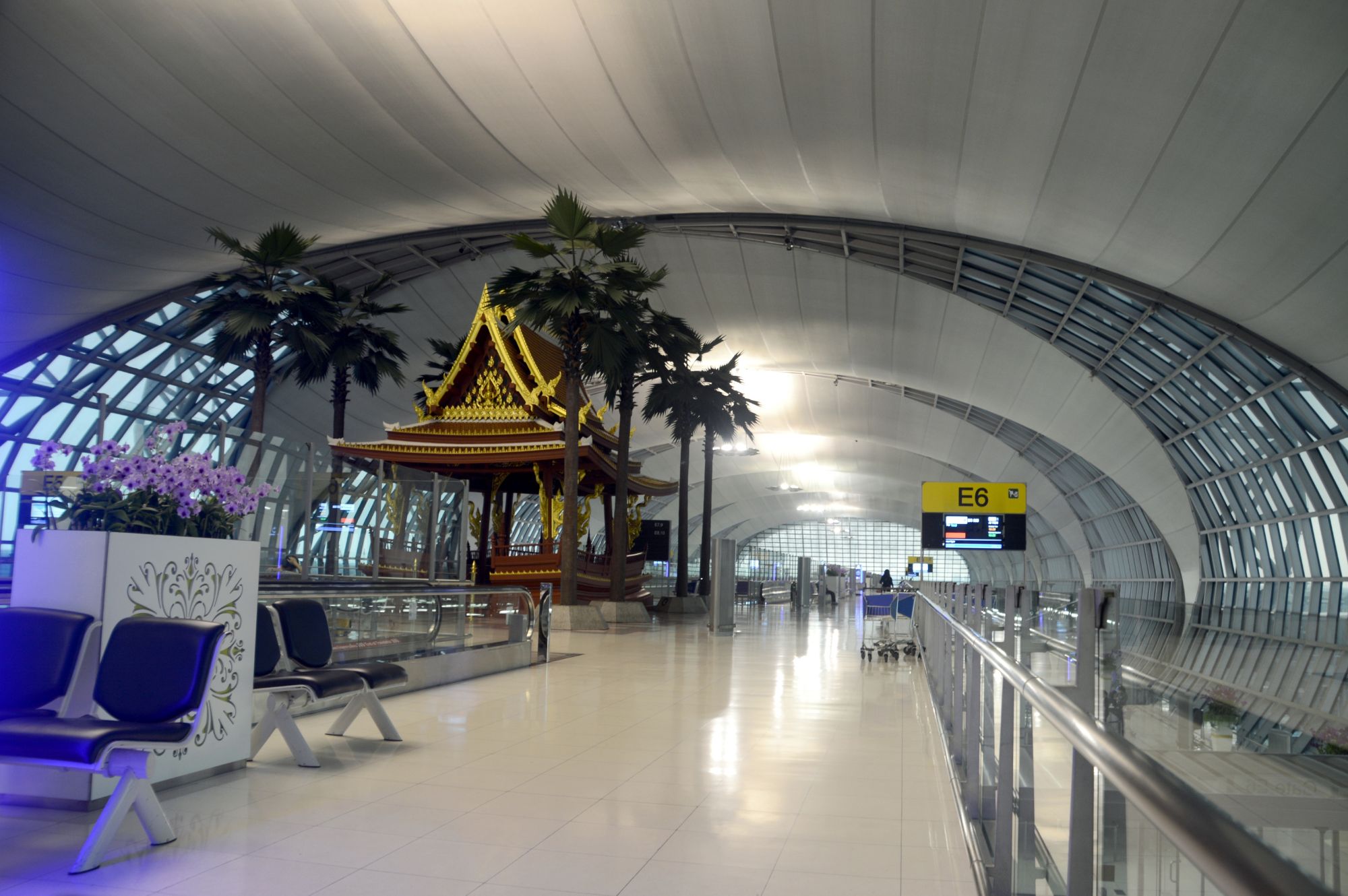 ผู้เดินทางวางแผนเส้นทางใหม่เมื่อจุดผ่านแดนไทยกัมพูชาถูกจำกัด